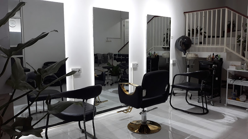 Putriwidy beauty salon and wedding